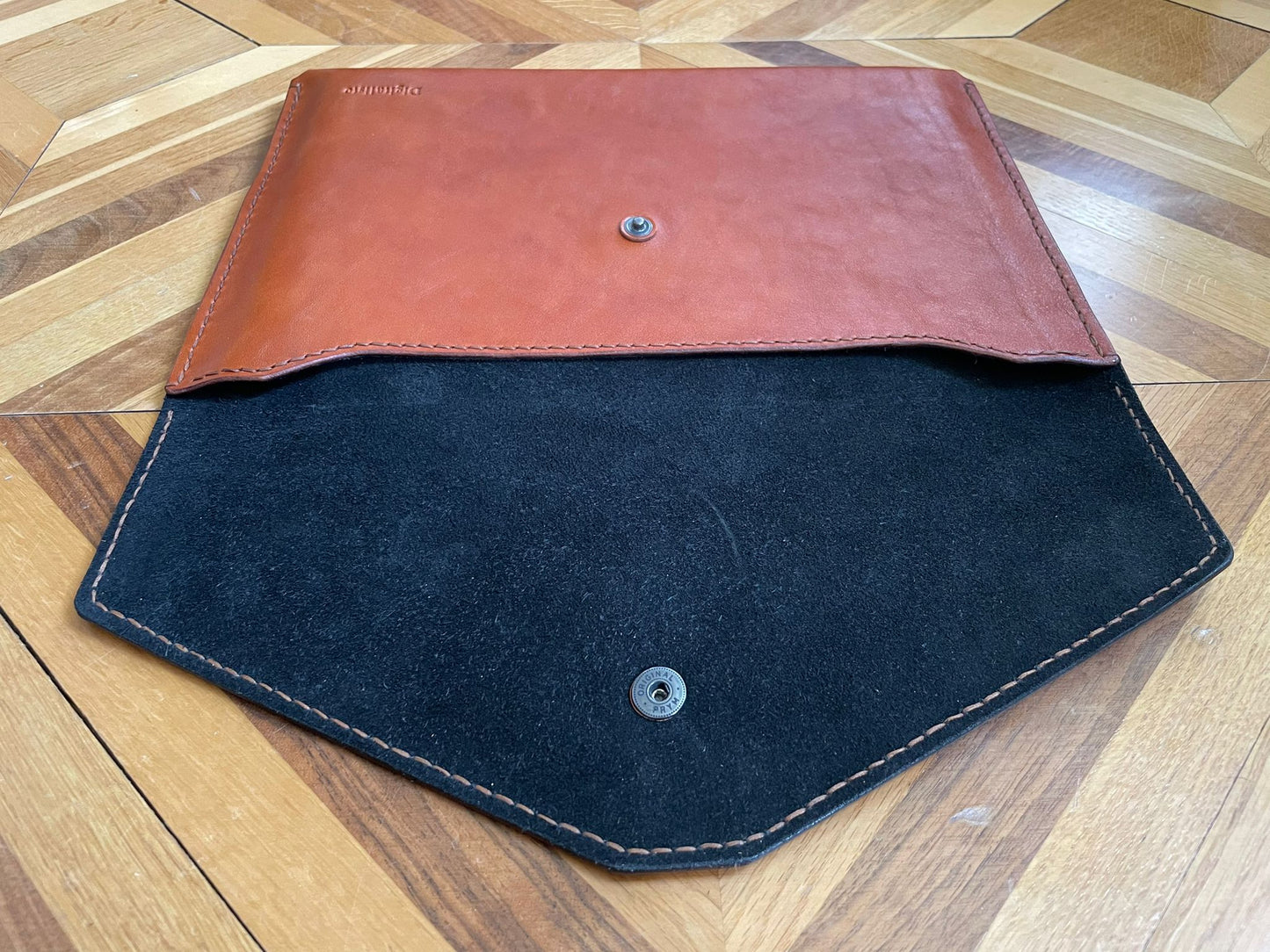 
                  
                    Laptoptasche gefüttert mit Wildleder
                  
                