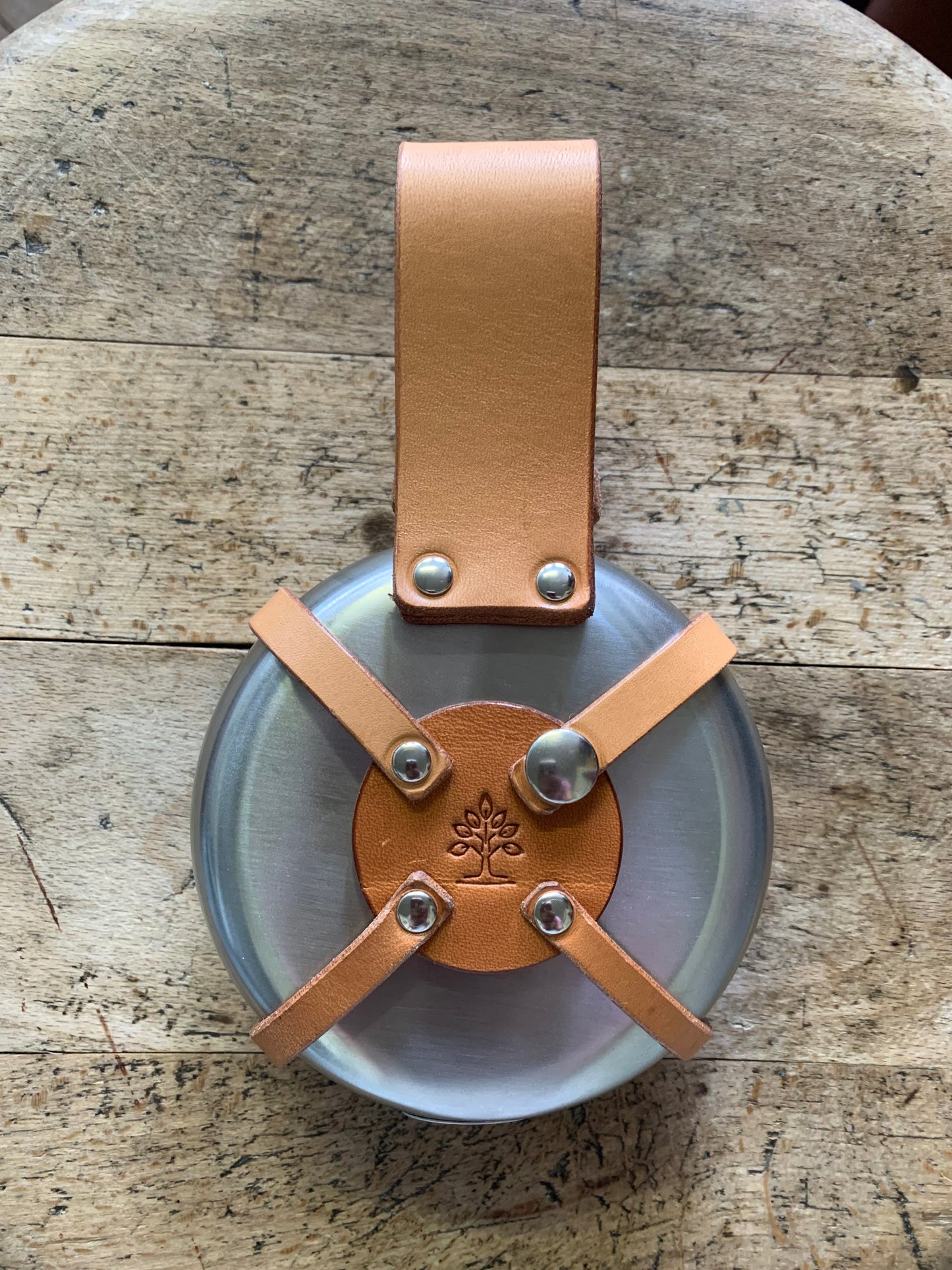 
                  
                    Totenkopf Flachmann Leder
                  
                